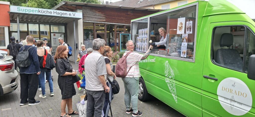 Eiswagen macht Halt an der Suppenküche